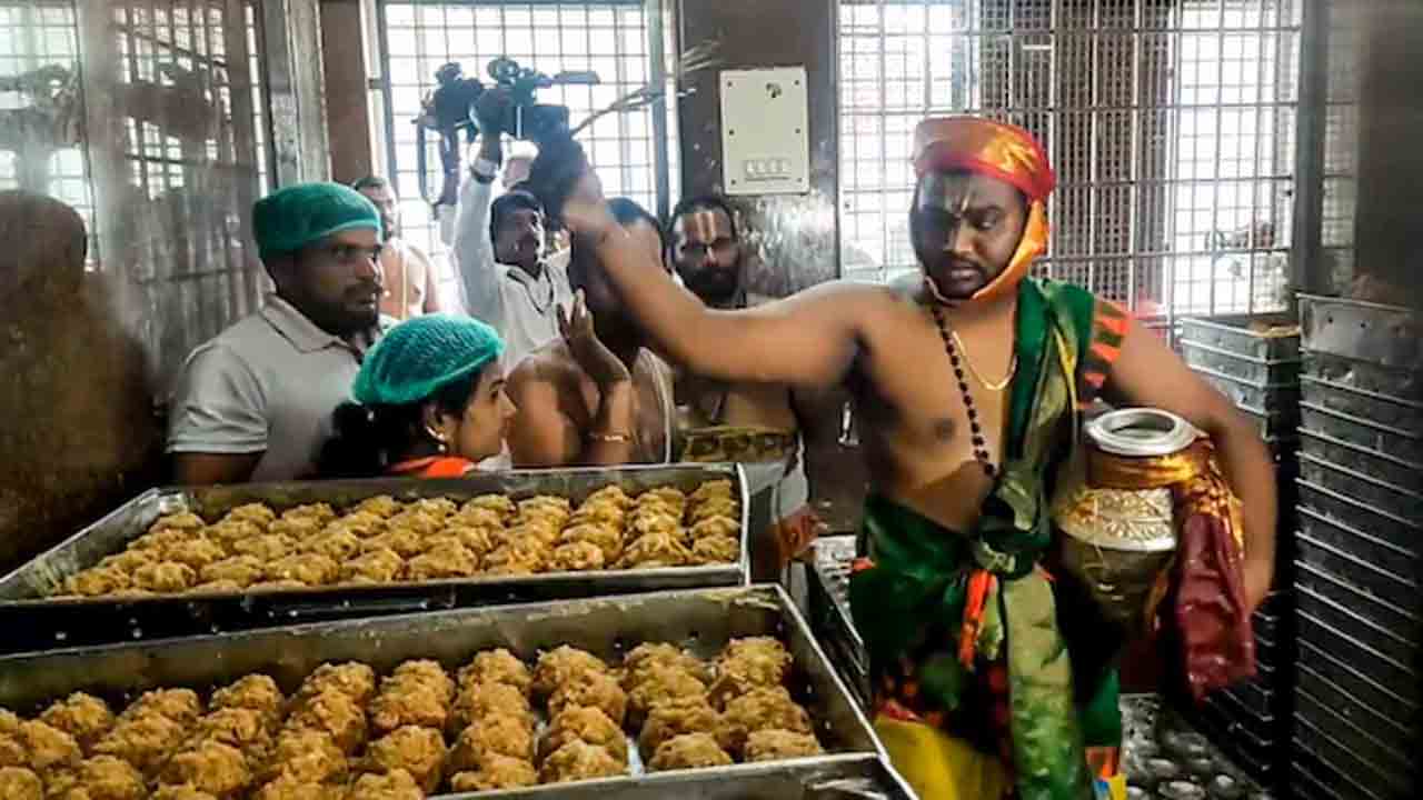 Tirupati Laddoos | నాలుగు రోజుల్లో 14 లక్షల లడ్డూల విక్రయం.. కల్తీ అంశం అమ్మకాలపై ఎలాంటి ప్రభావం చూపలేదన్న అధికారులు