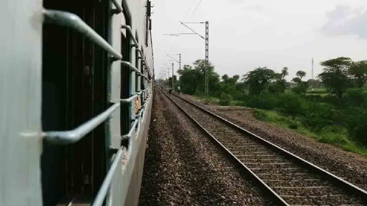 Train | రైలు ప్రమాదానికి దారి తీసేలా మరో కుట్ర.. సోలాపూర్‌ వద్ద తప్పిన ప్రమాదం