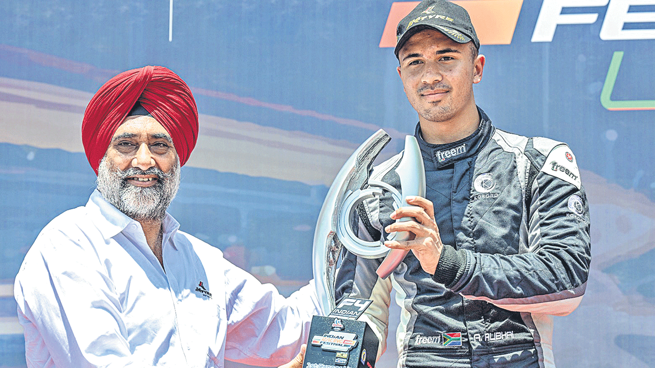 హైదరాబాద్‌ బ్లాక్‌ బర్డ్స్‌ రేసర్‌ అఖీల్‌కు ట్రోఫీ