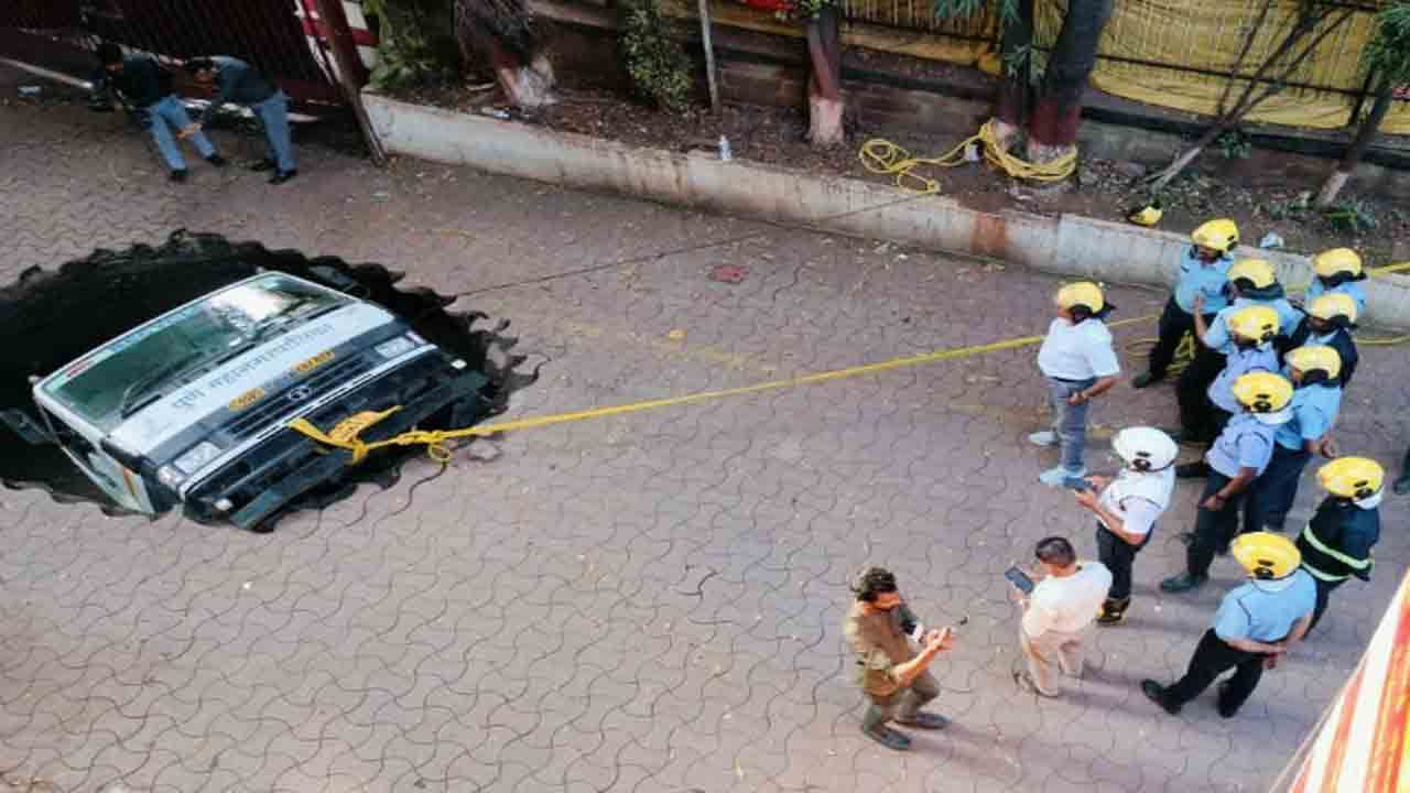 Watch: కుంగిన పేవ్‌మెంట్‌.. భారీ గుంతలో పడిన వాహనం, వీడియో వైరల్‌