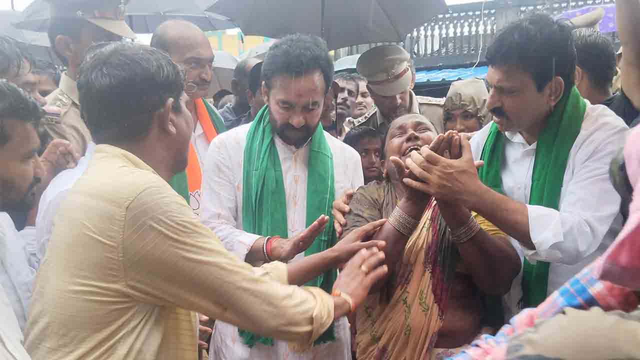 సర్వం కోల్పోయామయ్యా.. మమ్ములను ఆదుకోండి సారూ..