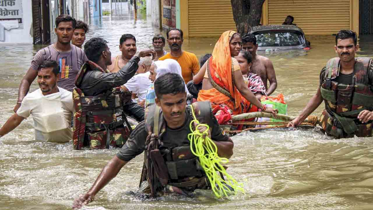 Floods | వరదలతో యూపీ అతలాకుతలం.. 14 మంది మృతి