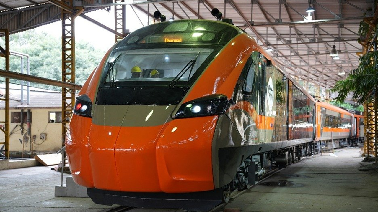 Vande Bharat Sleeper | వందే భారత్‌ స్లీపర్‌ని ఆవిష్కరించిన రైల్వేమంత్రి అశ్విని వైష్ణవ్‌..! రైలు ఎలా ఉందో మీరు చూసేయండి..!