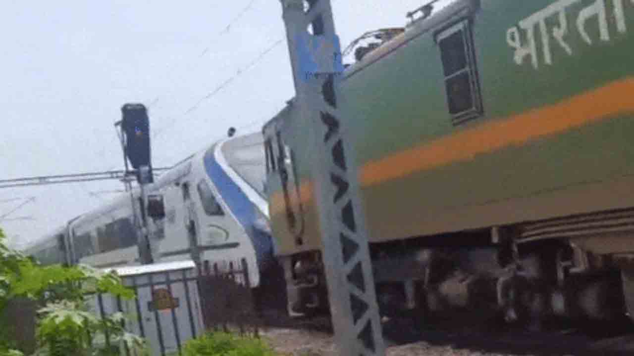 Watch: వందే భారత్‌ రైలులో సాంకేతిక లోపం.. లాక్కెళ్లిన మరో రైలు ఇంజిన్‌