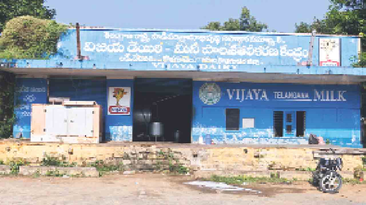 పాడి రైతులపై విషం !