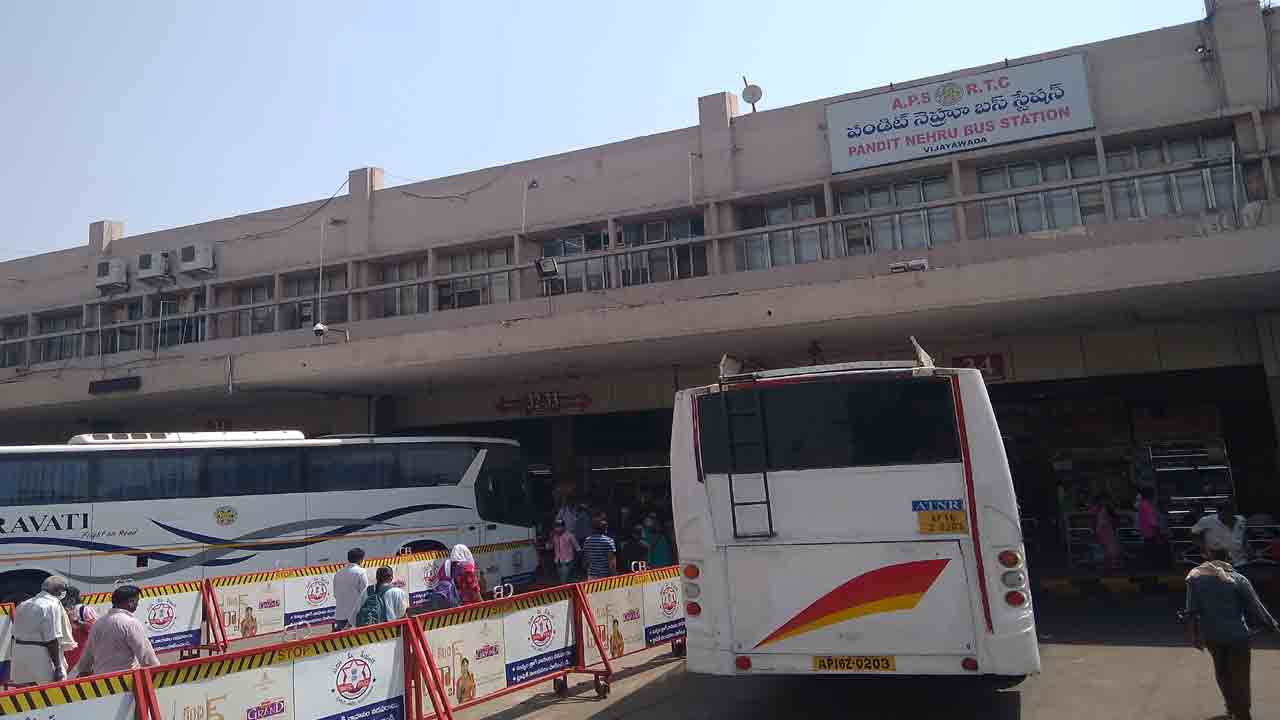 RTC Drivers | ప్రయాణికులముందే తన్నుకున్న ఆర్టీసీ డ్రైవర్లు.. ఇద్దరిపై చర్యలకు సిఫారుసు