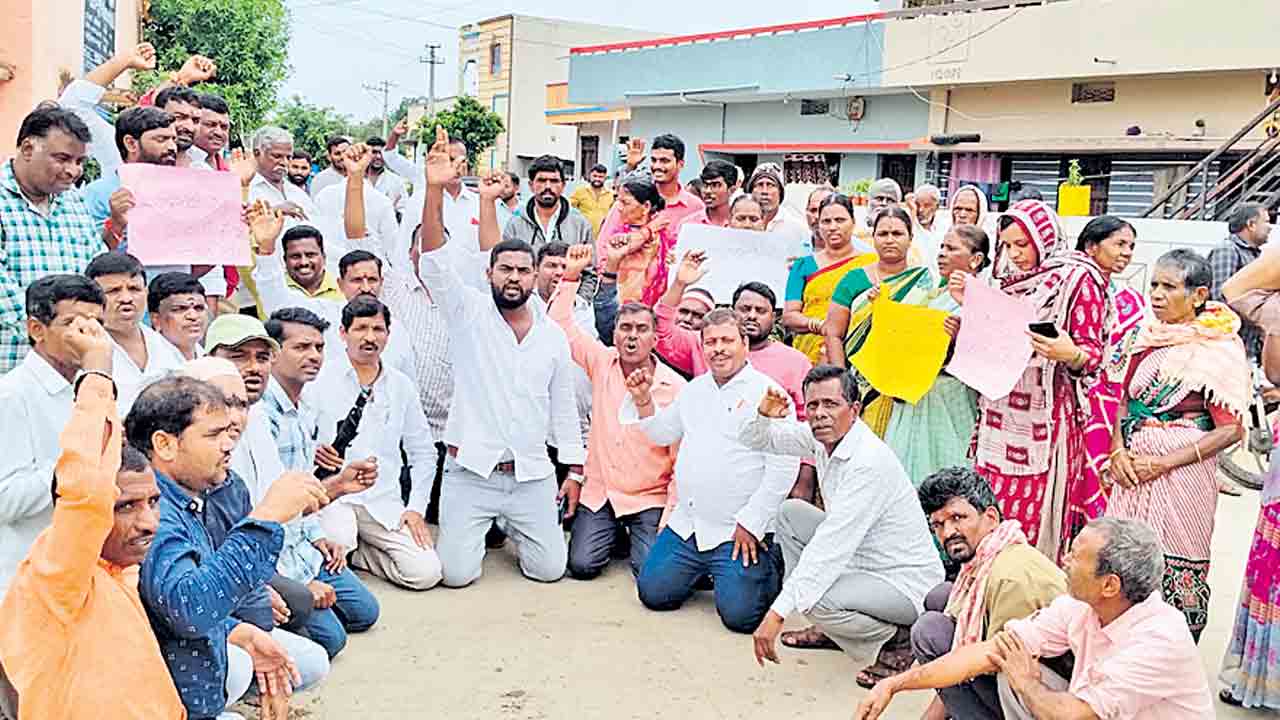 Shamshabad | మా గ్రామాన్ని మున్సిపాలిటీలో విలీనం చేయొద్దు.. మోకాళ్లపై కూర్చొని ఘాన్సిమియాగూడ వాసుల నిరసన
