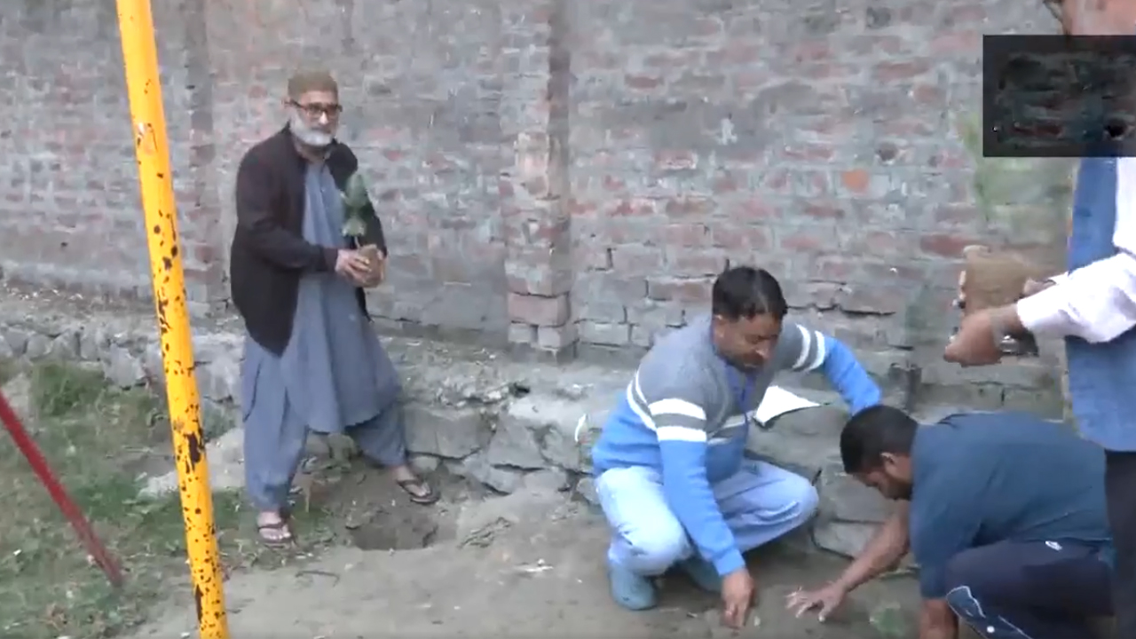 JK Elecions | పోలింగ్‌ కేంద్రం ఆవరణలో మొక్కలు నాటిన ఓటర్‌లు.. Video