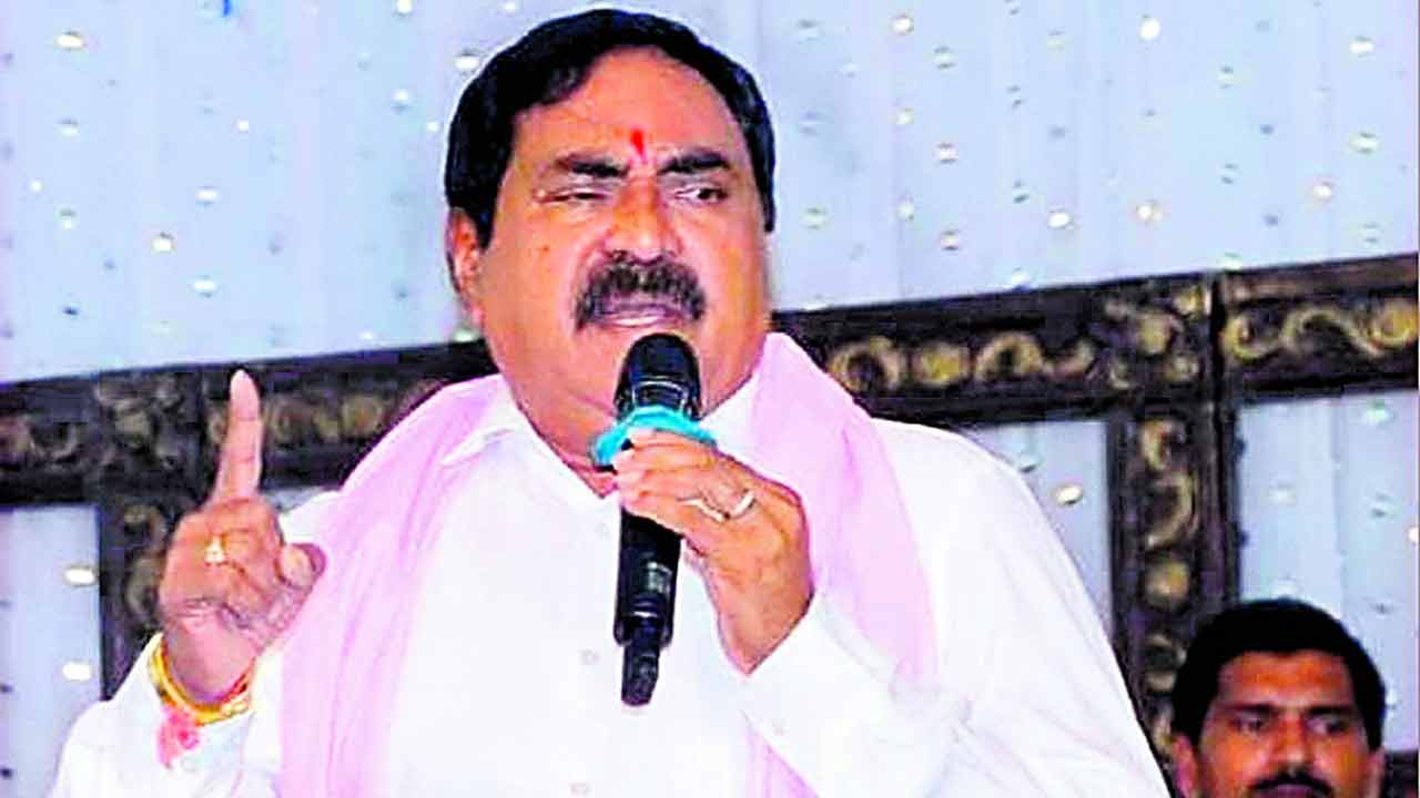 సీఎం డౌన్‌ డౌన్‌ అన్నది బాధితులే..