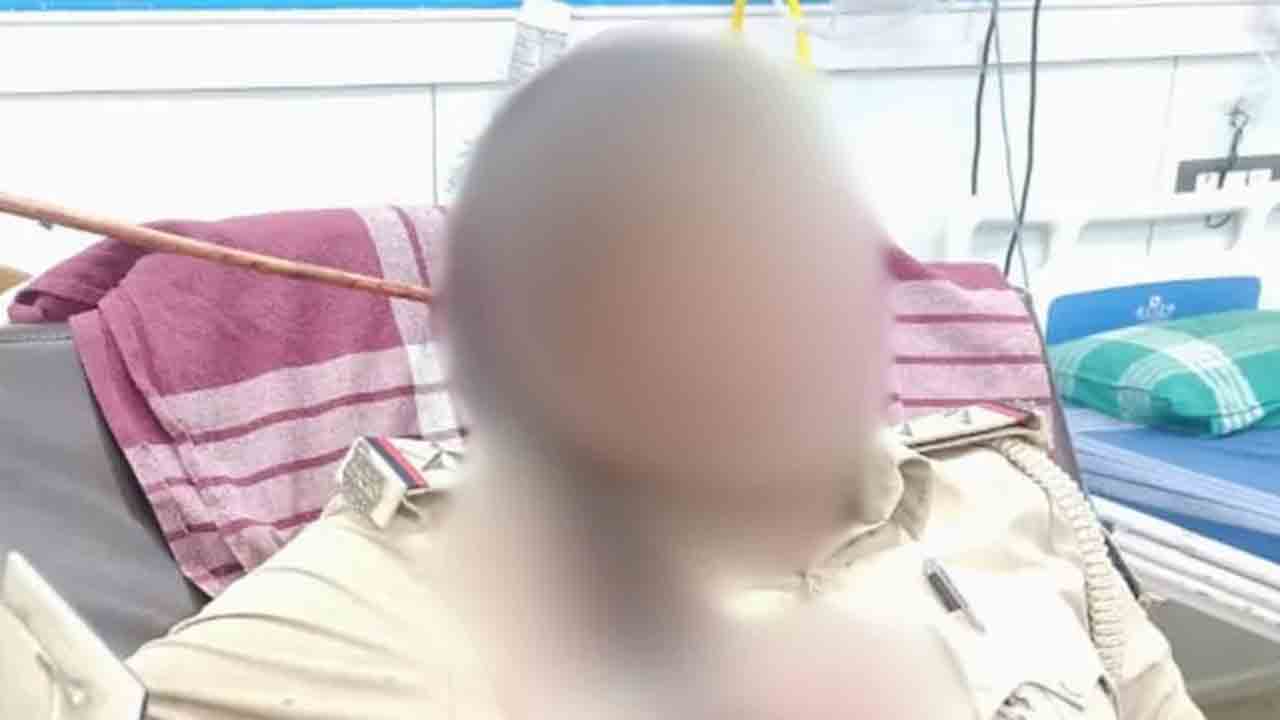 Woman Cop Shot With Arrow | భూ వివాదాన్ని పరిష్కరించేందుకు వెళ్లిన పోలీస్‌ అధికారిణి..   బాణంతో దాడి, తలలోకి దిగడంతో సీరియస్‌