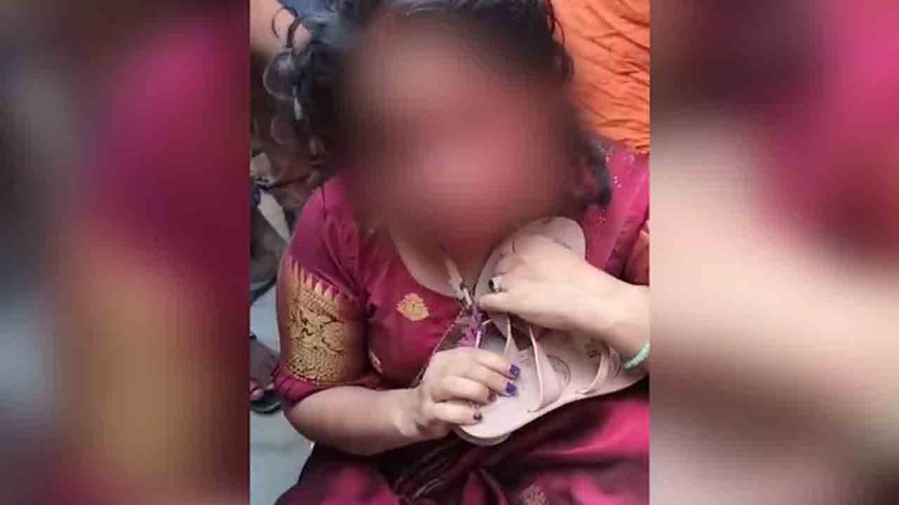 JDU Woman Leader Thrashed | మహిళా నాయకురాలిపై దాడి.. మెడలో చెప్పులు వేసి ఉరేగింపు