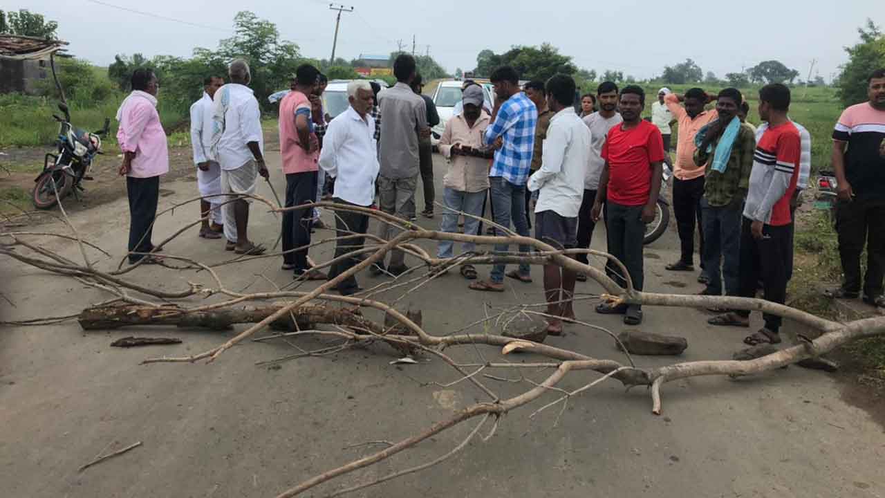 Adilabad | సాగు నీరు అందించాలని రోడ్డుపై రైతుల ఆందోళన.. దెబ్బకు దిగొచ్చిన అధికారులు