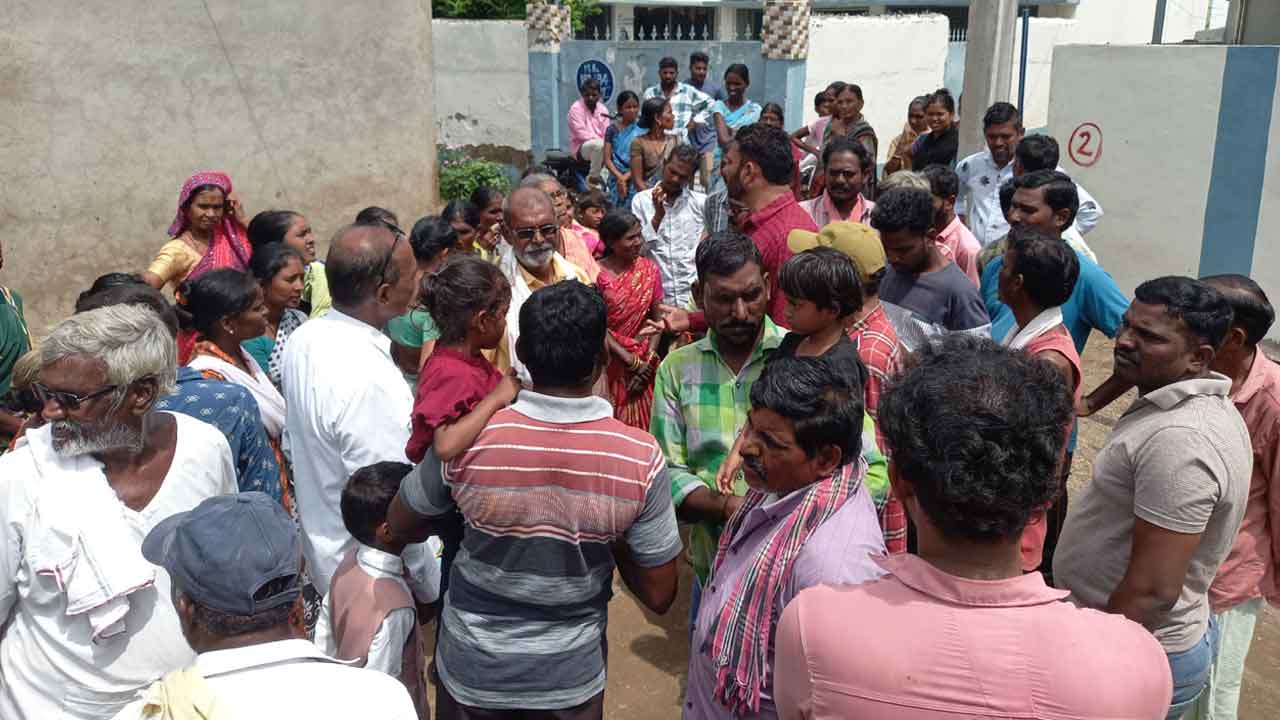 Adilabad | ఖానాపూర్ చెరువు సర్వేకు వెళ్లిన అధికారులను అడ్డుకున్న స్థానికులు