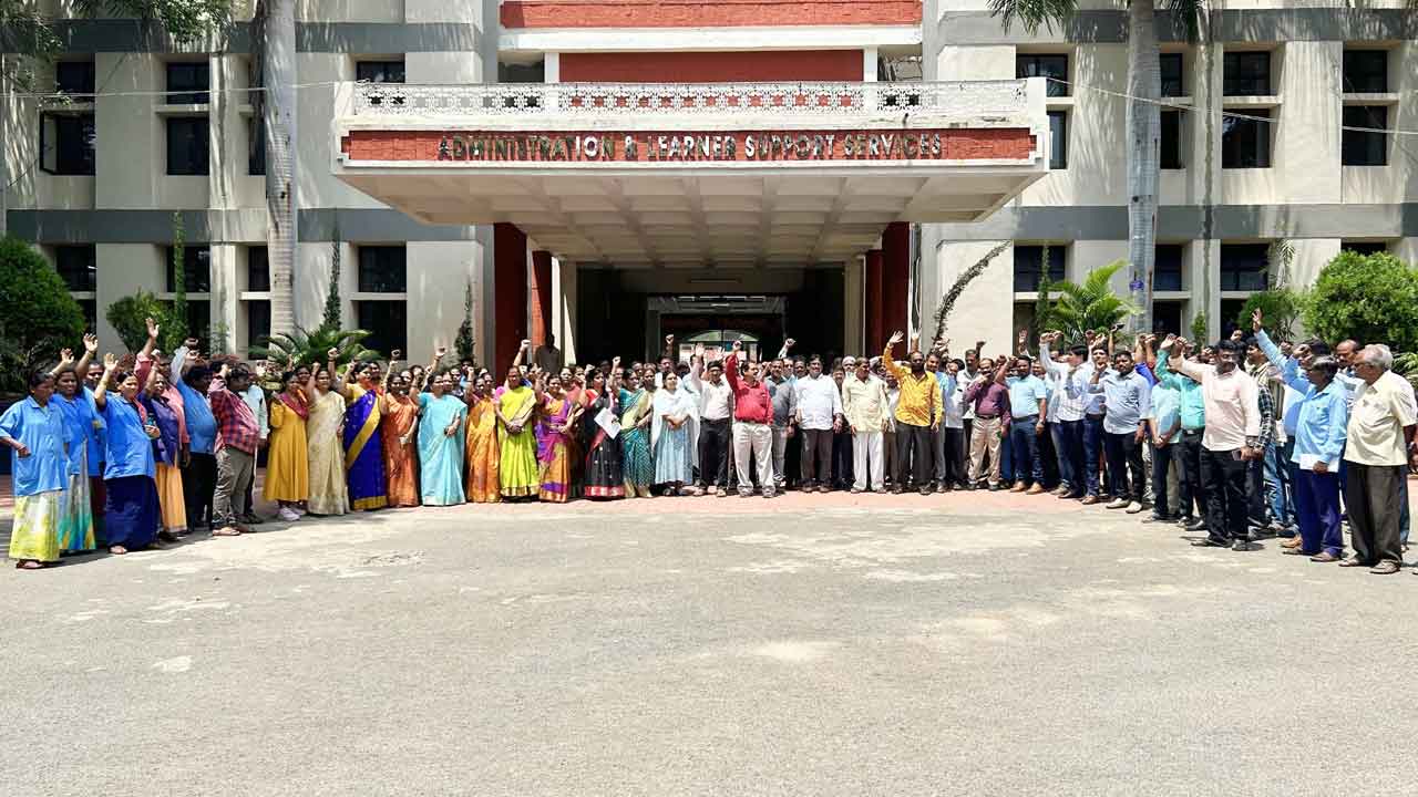 Ambedkar Open University | భూ కేటాయింపును నిరసిస్తూ అంబేద్కర్ వర్సిటీ ఉద్యోగుల నిరసన