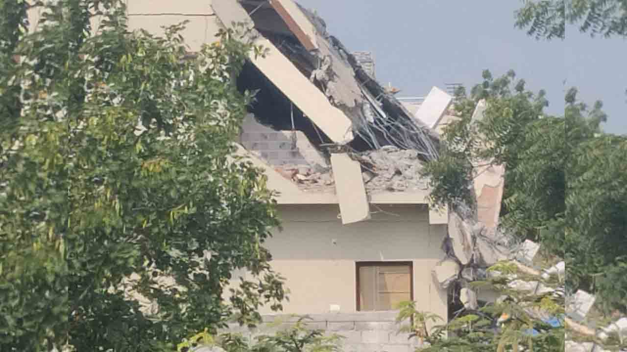 HYDRAA | అమీన్‌పూర్‌ మున్సిపాలిటీలో హైడ్రా బుల్డోజర్లు.. పటేల్‌గూడలో విల్లాల కూల్చివేత