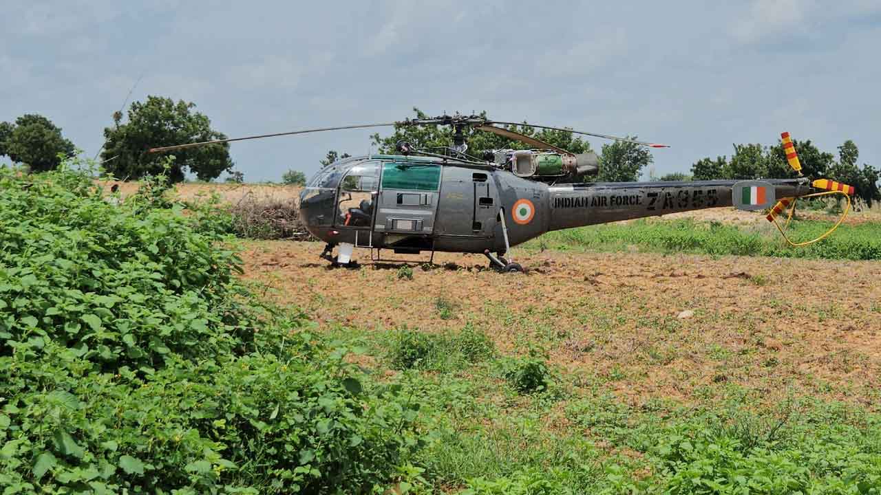 Army helicopter | పంట పొలాల్లో అత్యవసరంగా ల్యాండ్‌ అయిన ఆర్మీ హెలికాప్టర్‌