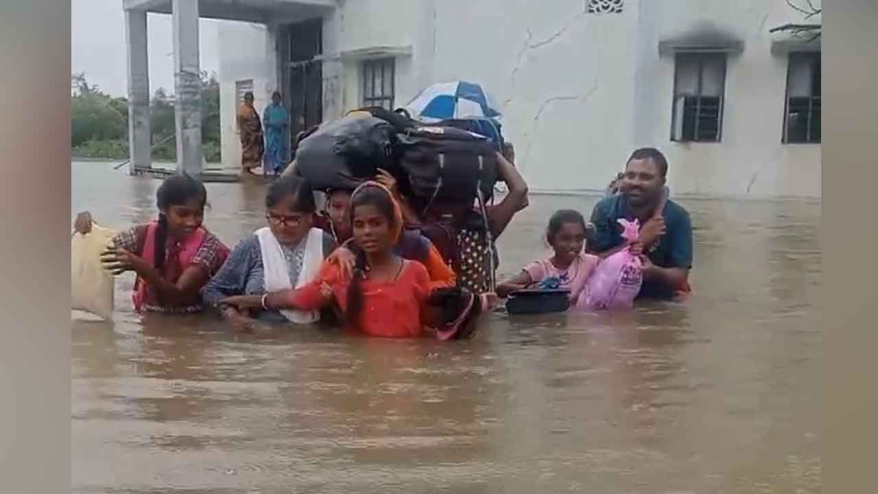 Heavy rains | జల దిగ్బంధంలో అర్వపల్లి కేజీబీవీ.. ఫంక్షన్‌ హాల్‌లో తలదాచుకున్న విద్యార్థులు