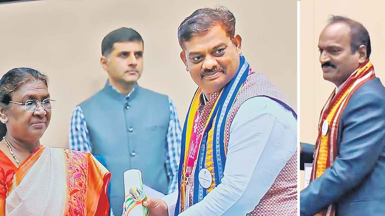 ఉత్తమ ఉపాధ్యాయ అవార్డుల స్వీకరణ