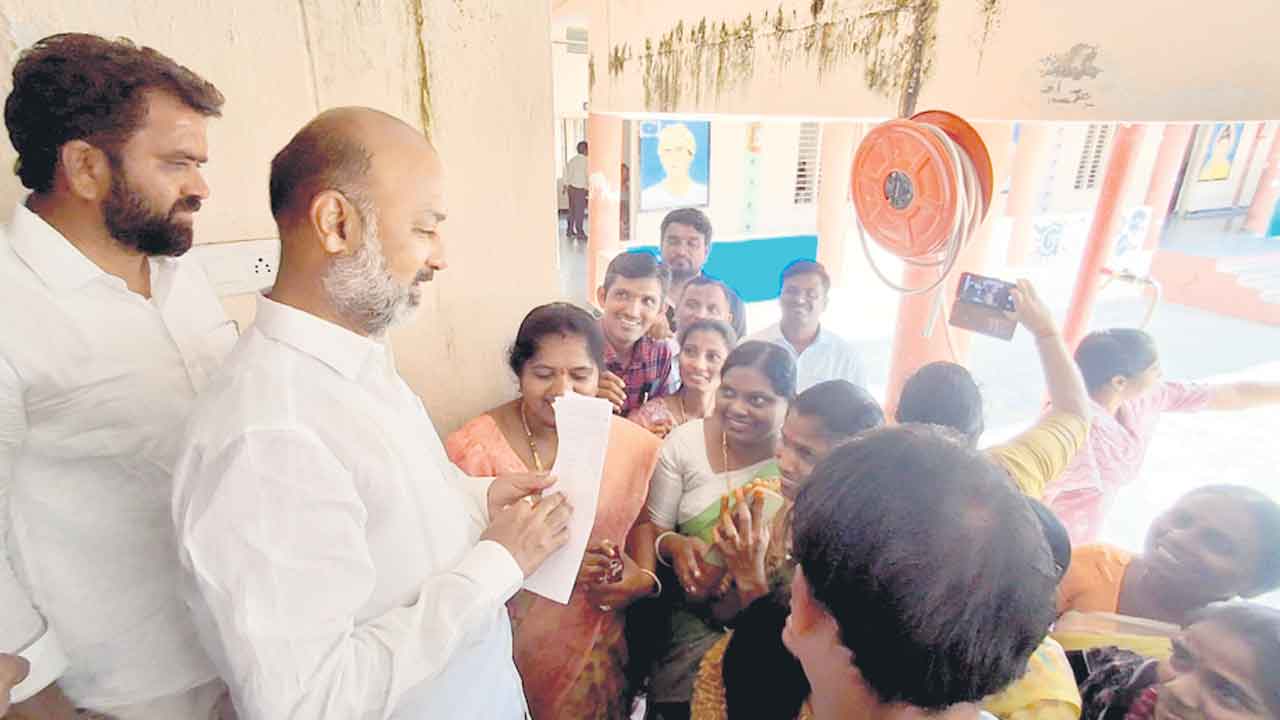 పనికి తగ్గ వేతనాలు ఇవ్వాలి