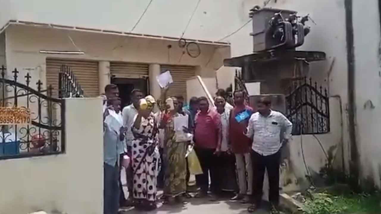 Loan waiver | రుణమాఫీ కాలేదంటూ పురుగుల మందు డబ్బాలతో రైతుల ఆందోళన : వీడియో