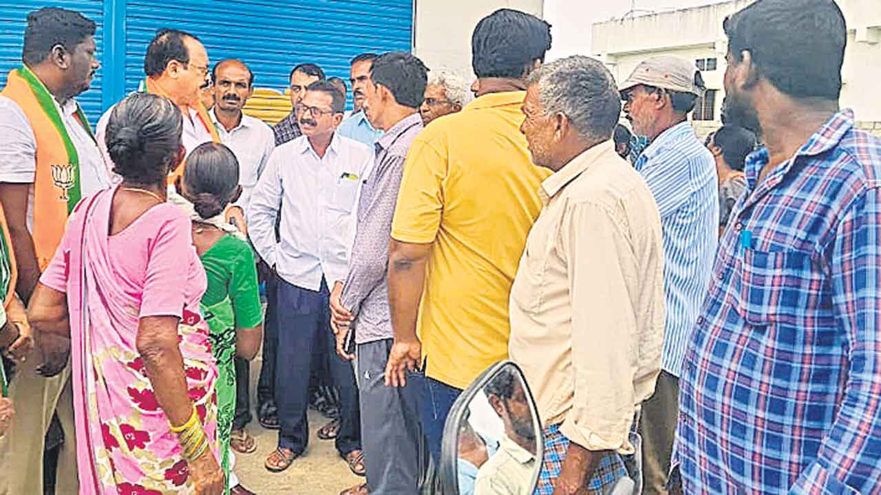 రుణమాఫీ చేయాలని బ్యాంకుకు తాళం