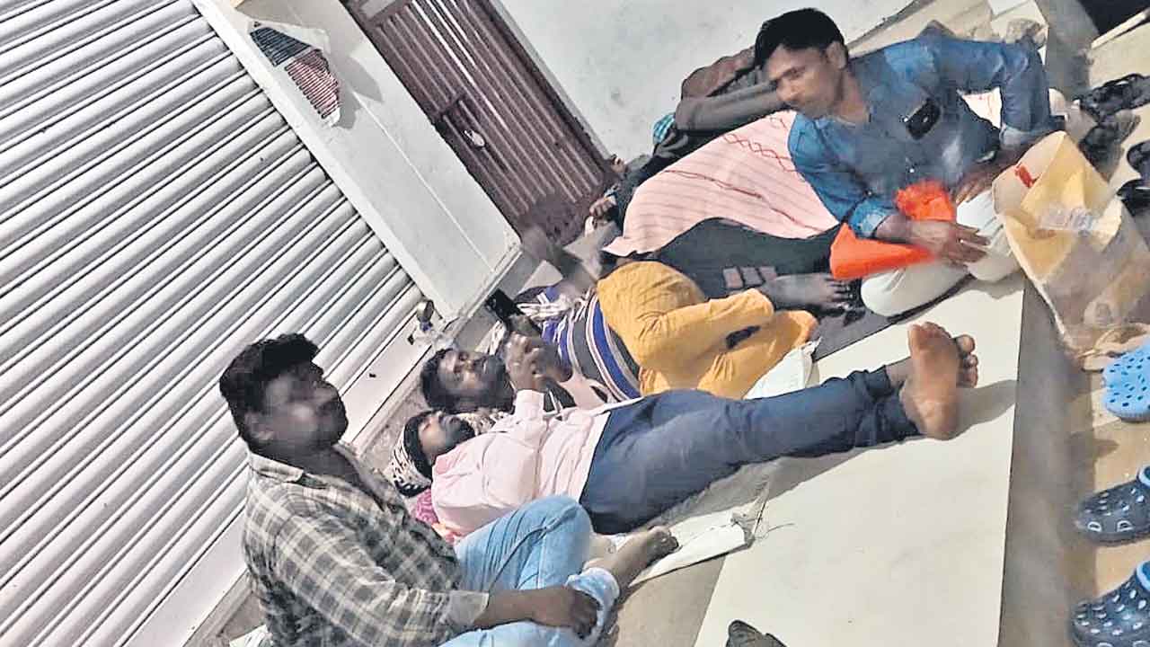 Runa Mafi | రుణమాఫీ రెన్యువల్‌ కోసం తండ్లాట.. బ్యాంకు వద్దే రైతుల నిద్ర