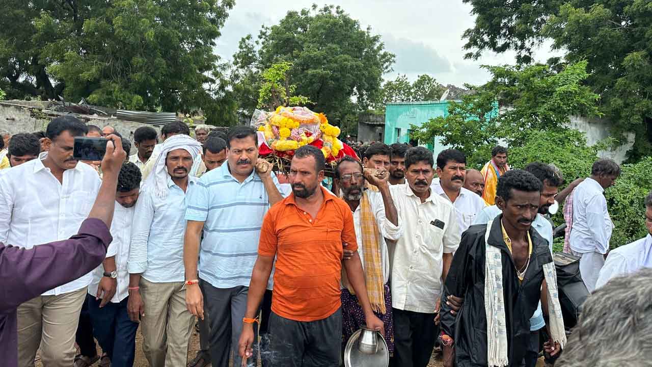 Harshavardhan Reddy | కార్యకర్త పాడే మోసిన మాజీ ఎమ్మెల్యే బీరం