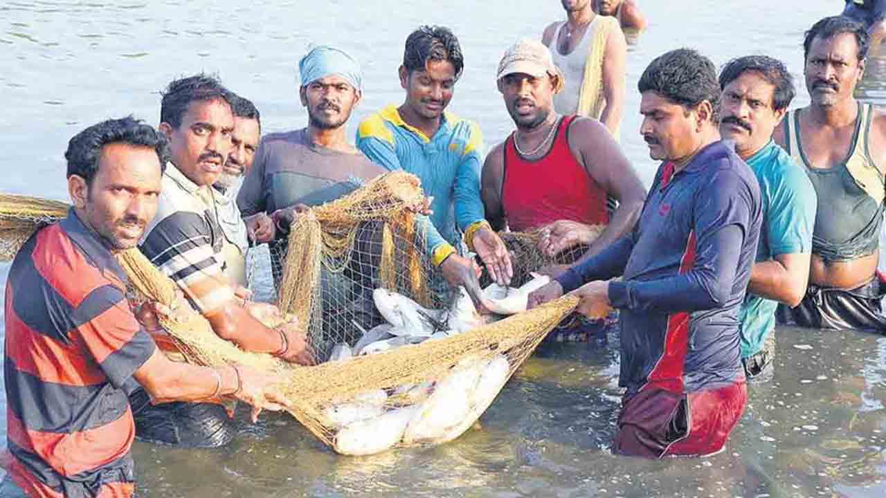 KTR | నీలి విప్ల‌వాన్ని నీరుగార్చేస్తున్నారు..! రేవంత్ తీరుపై కేటీఆర్ ధ్వ‌జం