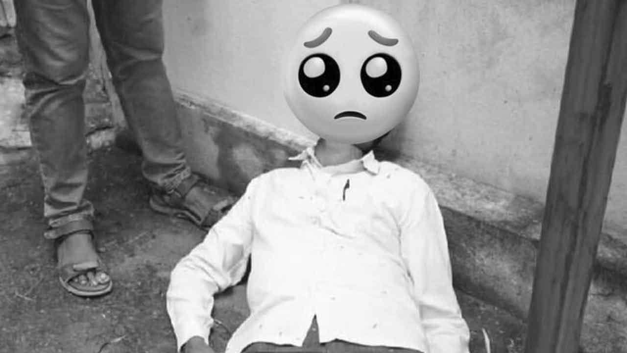 commits suicide | రుణమాఫీ కాలేదని అగ్రికల్చరల్ ఆఫీసు ఎదుట రైతు ఆత్మహత్య