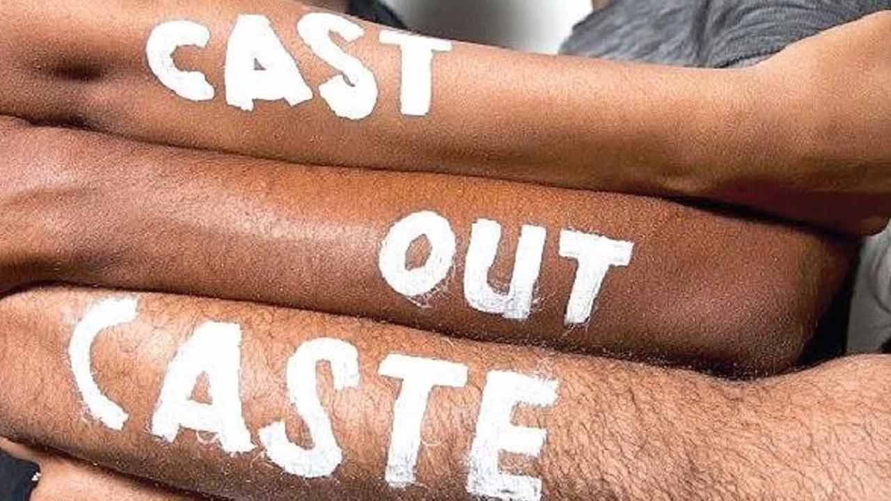 చోరీ చేశాడని నగ్నంగా నృత్యం చేయించారు