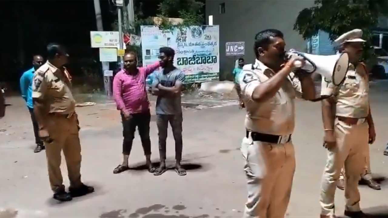 Budameru | బుడమేరు కట్ట మళ్లీ తెగిందని ప్రచారం.. వదంతులు నమ్మొద్దంటూ మైక్‌లు పట్టుకుని పోలీసుల ప్రచారం