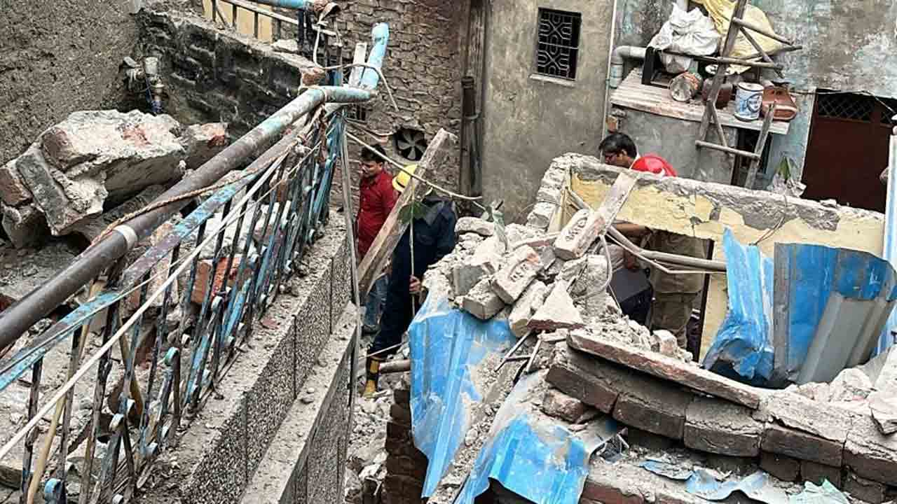 building collapses | ఢిల్లీలో కుప్పకూలిన భవనం.. కొనసాగుతున్న సహాయక చర్యలు
