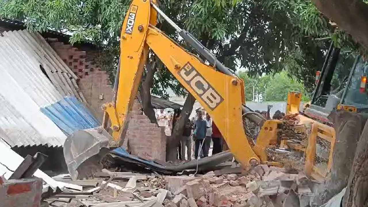 Bulldozer Justice: నిందితుడైతే.. ఆ వ్య‌క్తి ఇంటిని కూల్చేస్తారా..  బుల్డోజ‌ర్ చ‌ర్య‌ల‌పై సుప్రీం ఆగ్ర‌హం