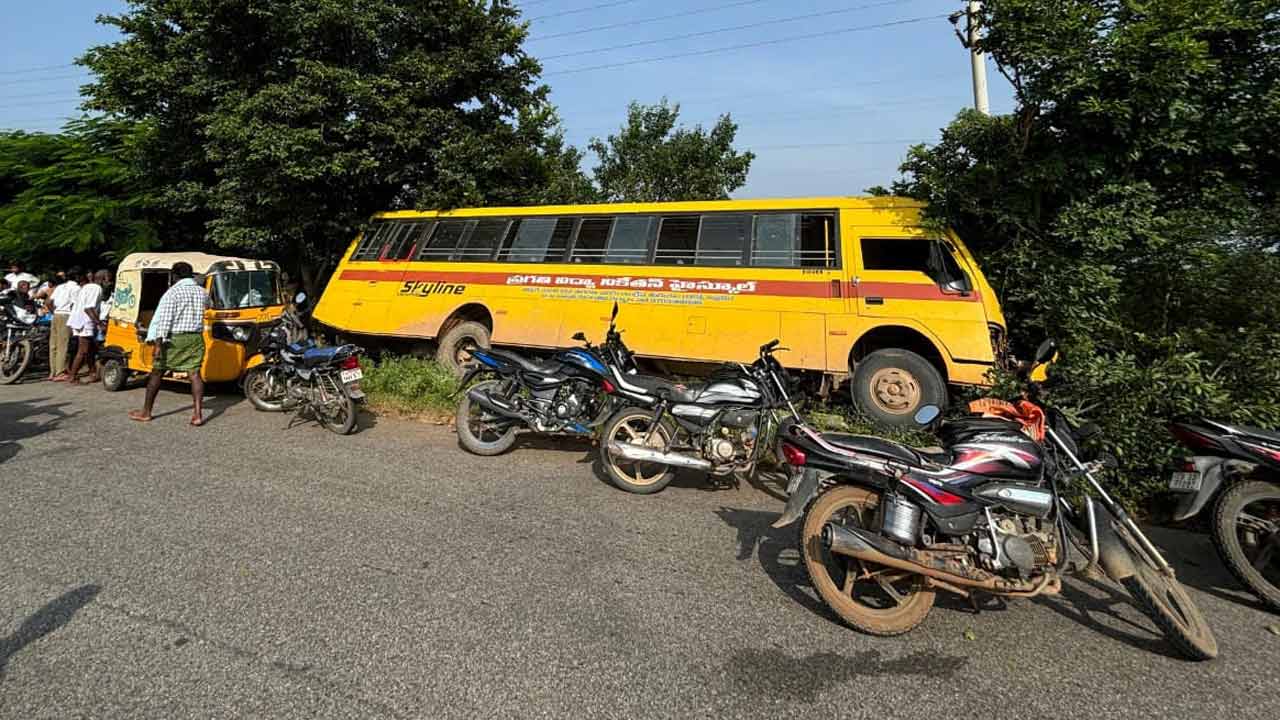 చెట్టును ఢీకొట్టిన స్కూల్‌ బస్సు