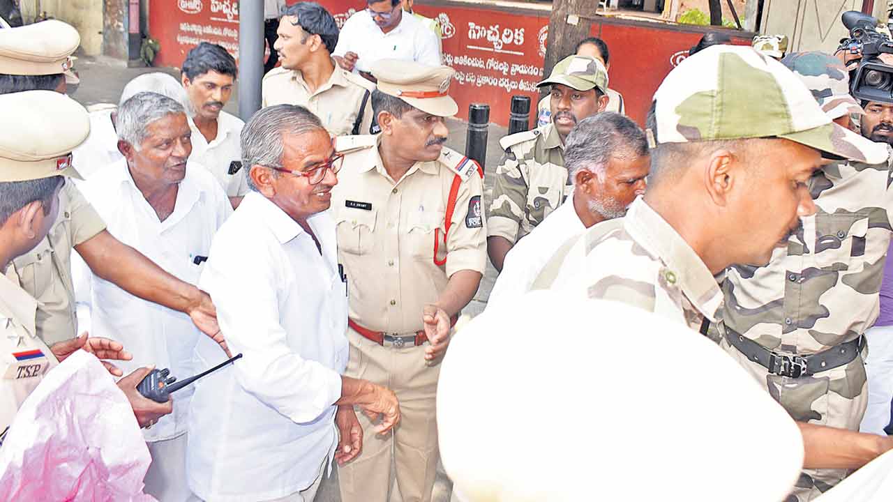 Crop Loans | రుణమాఫీ కోరితే రైతులపై ఉక్కుపాదం.. ఎక్కడికక్కడ అరెస్టులు