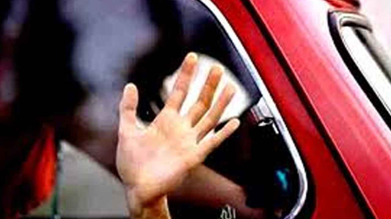 కదులుతున్న కారులో దళిత బాలికపై గ్యాంగ్‌ రేప్‌
