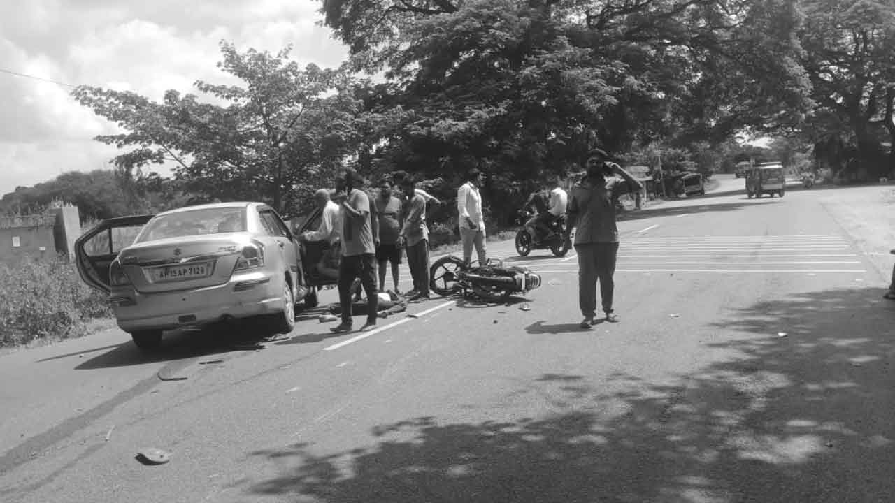 Road accident | కారు, బైక్ ఢీ నలుగురికి తీవ్ర గాయాలు, ఒకరి పరిస్థితి విషమం