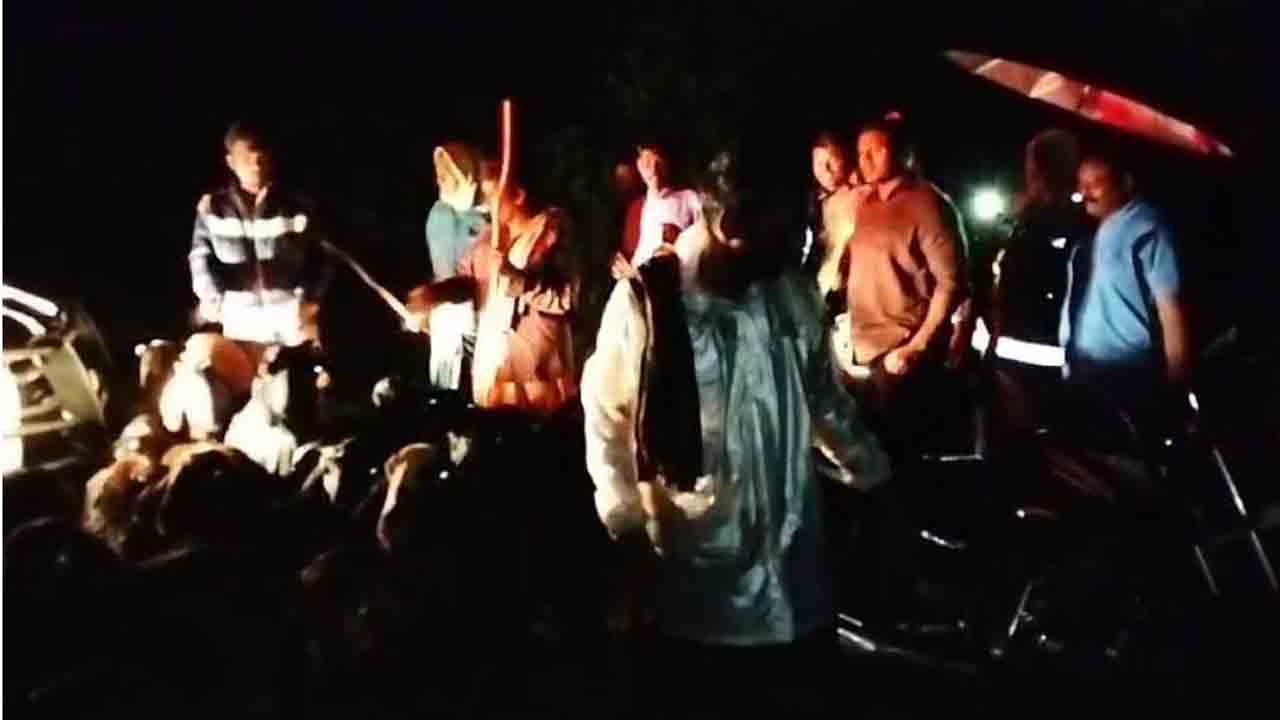 అడవిలో చిక్కుకున్న పశువుల కాపరులు..