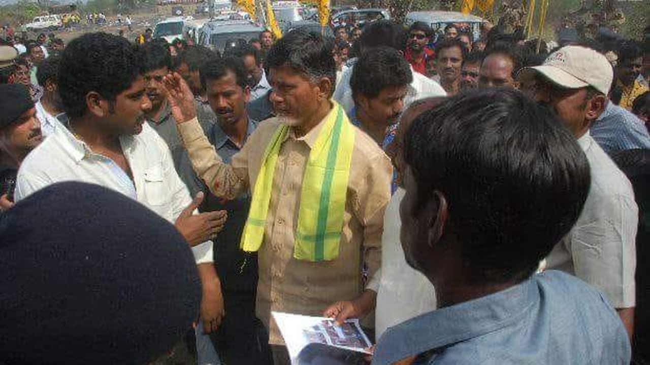 Prakasham Barrage | ప్రకాశం బ్యారేజీ నిందితులు టీడీపీ వాళ్లే.. చంద్రబాబుతో ఉన్న ఫొటోలు షేర్‌ చేసిన వైసీపీ