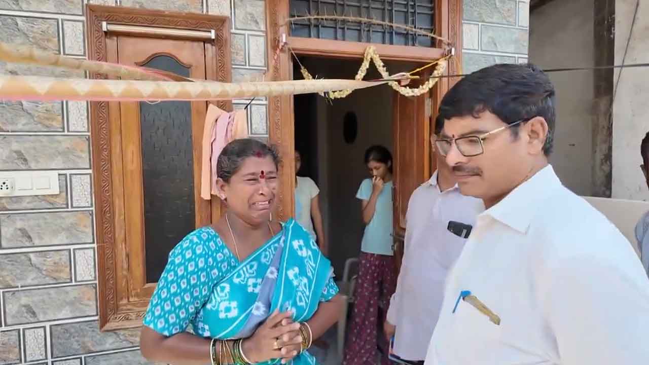 HYDRAA | ముగ్గురు ఆడపిల్లలు పెండ్లికున్నరు, నా ఇంటి మీదకు రాకండి సారూ.. కన్నీళ్లు పెట్టుకున్న ఓ తల్లి : వైరల్‌ వీడియో