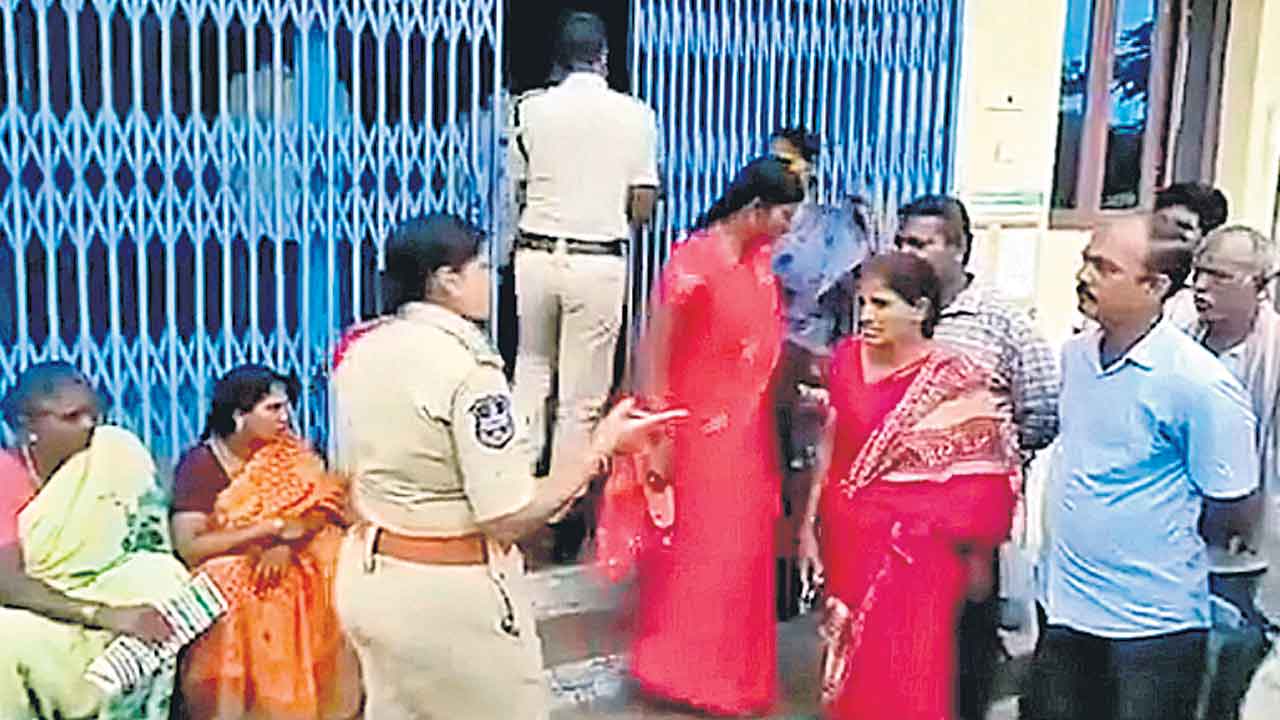 CI Rajitha Reddy | కేసు పెడితే లక్ష ఖర్చయ్యే దాకా తిరుగుతరు.. రుణమాఫీ అడిగిన రైతులపై సీఐ రుబాబు