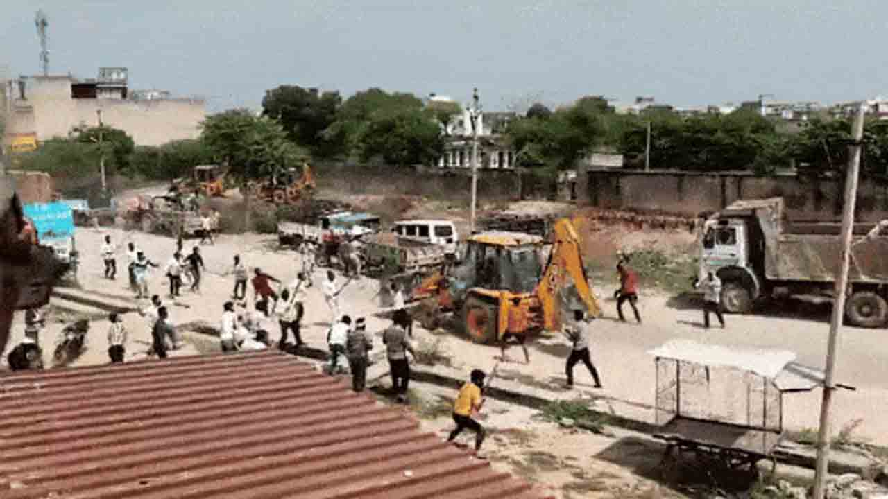 clash between two groups | రెండు వర్గాల మధ్య ఘర్షణలో వ్యక్తి మృతి.. బుల్డోజర్, వాహనాలు    ధ్వంసం