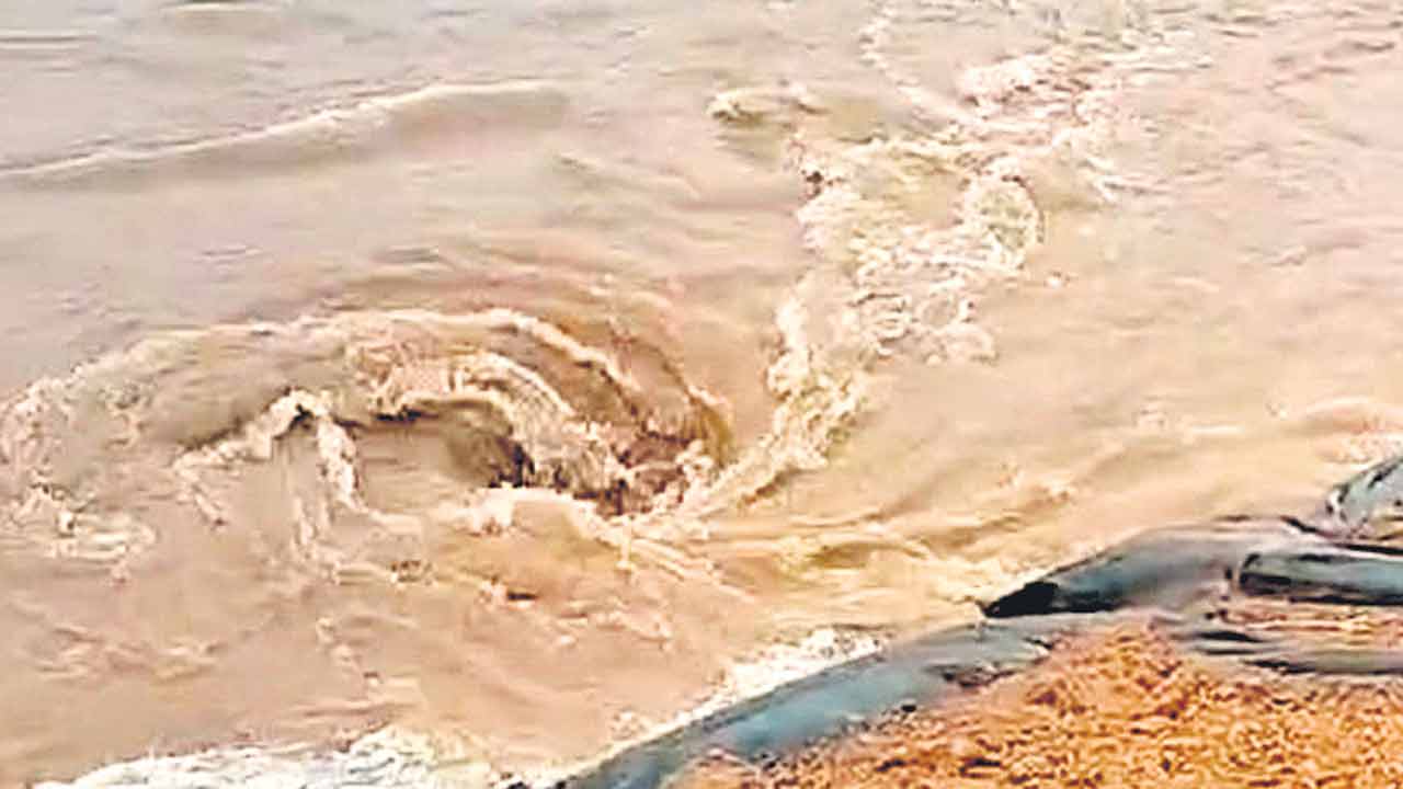 సాగర్‌ కాల్వకు మరోచోట గండి