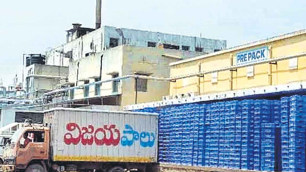 Vijaya Dairy | హెరిటేజ్‌ జాతర.. విజయకు పాతర.. పాడి రైతులు ప్రైవేటు డెయిరీలకు వెళ్లేలా కుట్రలు