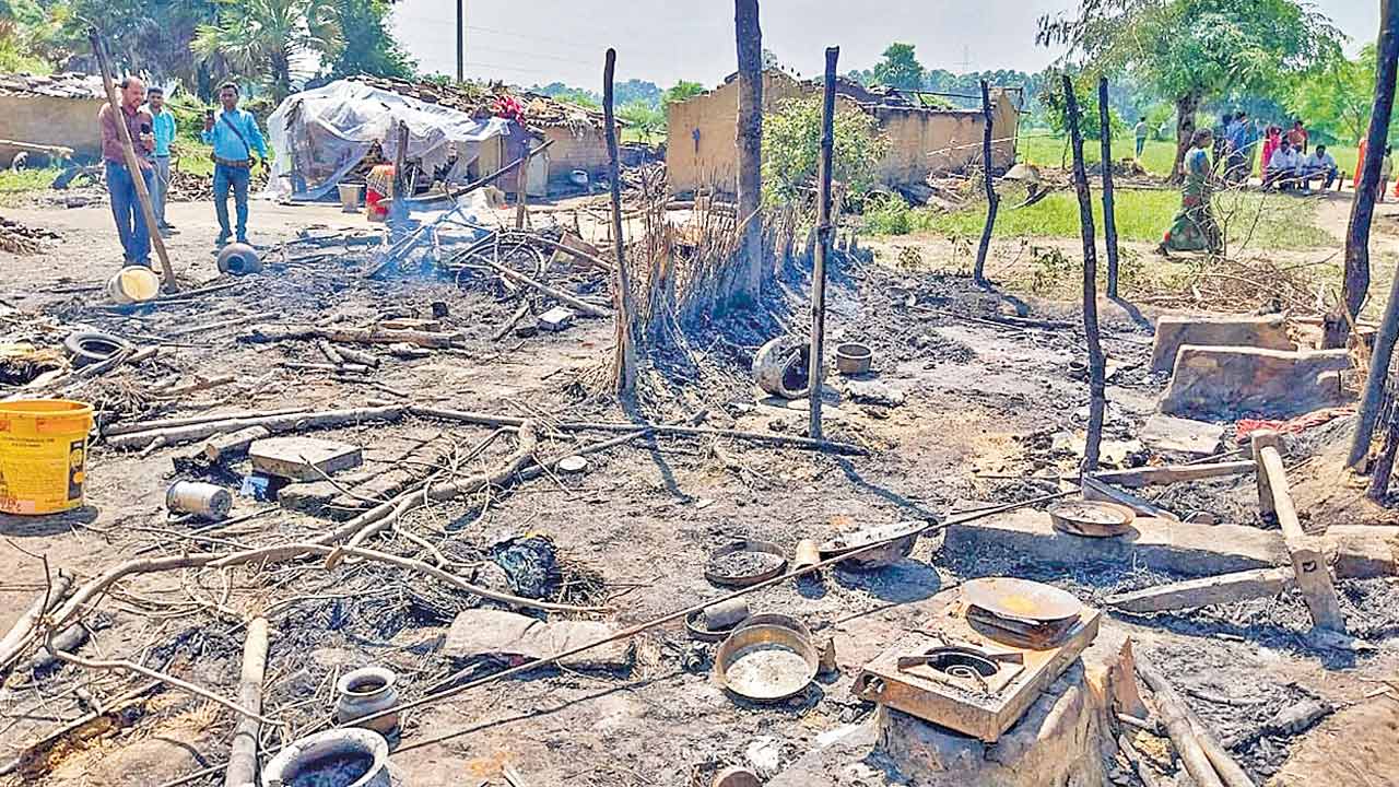 దళితుల ఇండ్లకు నిప్పు