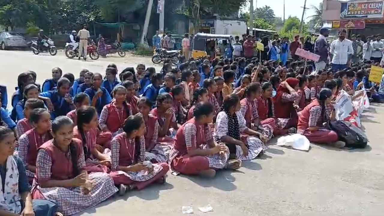 Asifabad | టీచర్లను నియమించాలని రోడ్డెక్కిన ఆదర్శ పాఠశాల విద్యార్థులు : వీడియో