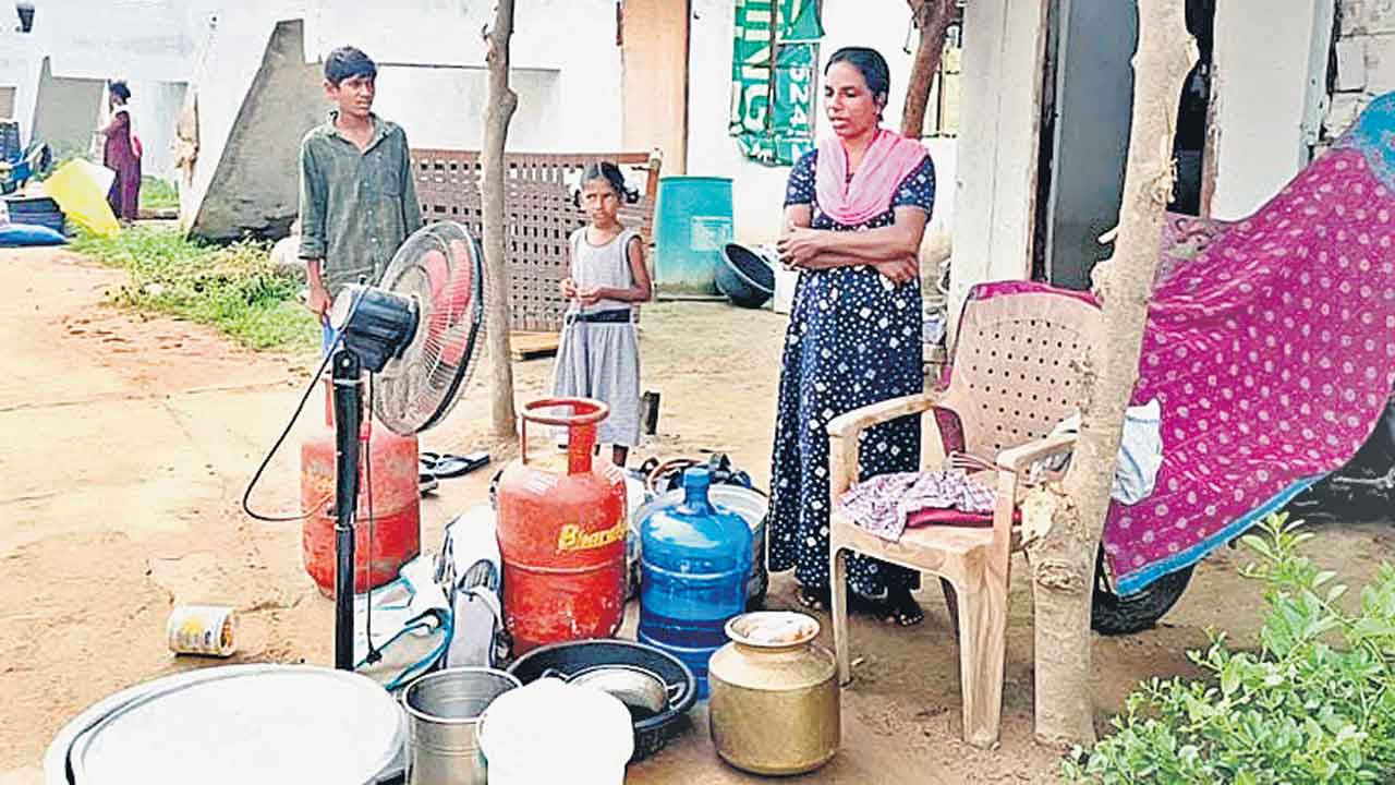 బలవంతంగా ‘డబుల్‌’ ఇండ్లు ఖాళీ