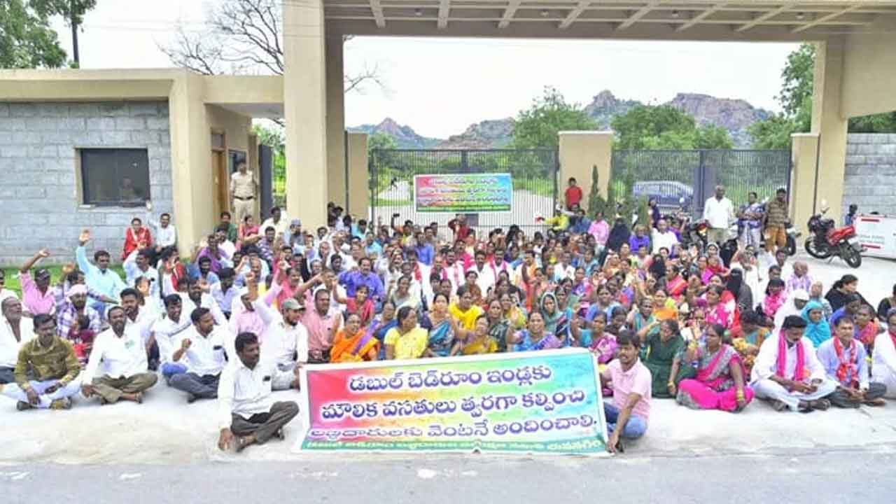 Bhuvanagiri | డబుల్‌ బెడ్‌ రూం ఇండ్లు కేటాయించాలని కలెక్టరేట్‌ ముట్టడి