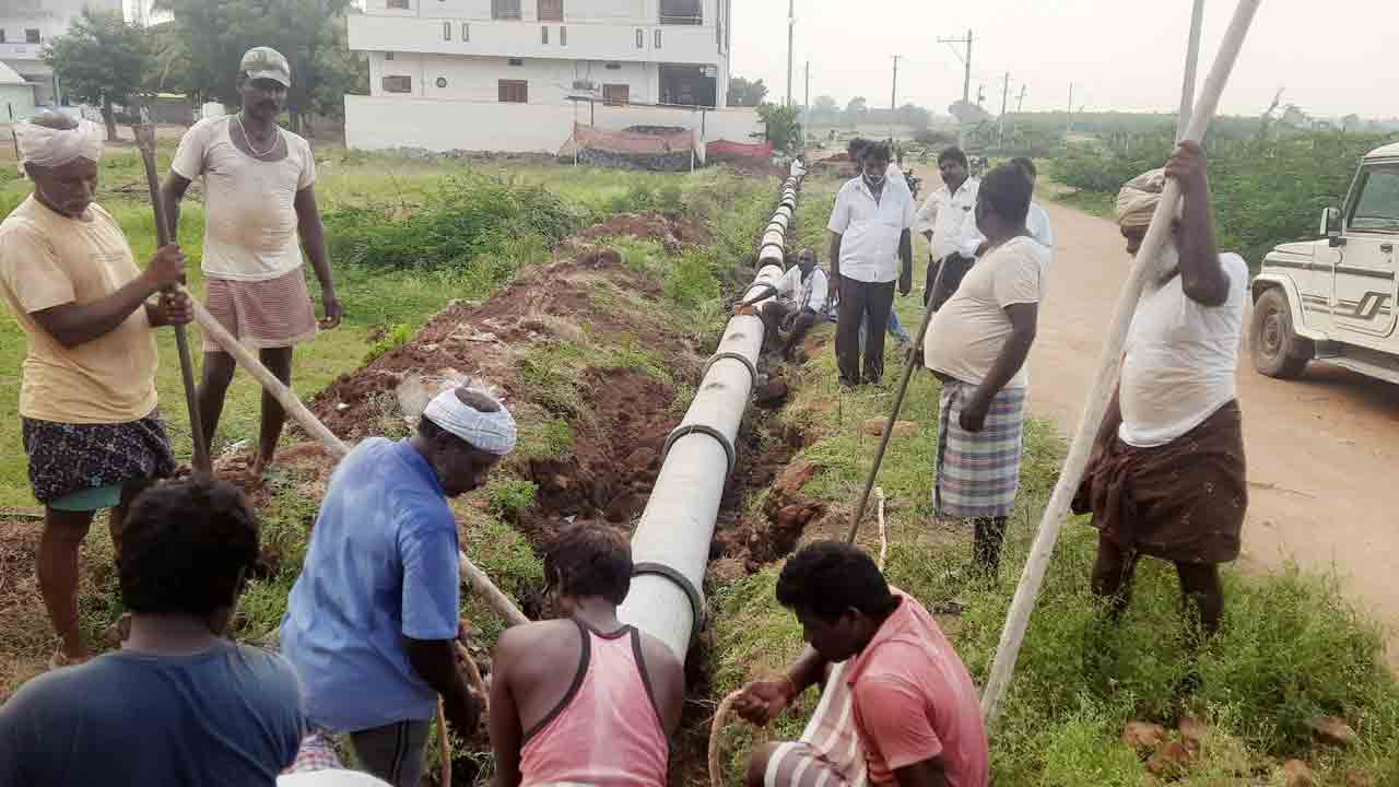 డ్రైనేజీ పనులను అడ్డుకున్న పుర కమిషనర్‌
