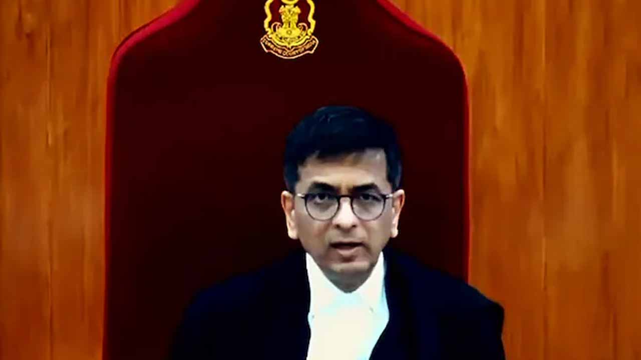 Chief Justice DY Chandrachud: స్వ‌రం త‌గ్గించుకోవాల‌న్న‌ చీఫ్ జ‌స్టిస్‌.. క్ష‌మాప‌ణులు చెప్పిన లాయ‌ర్‌